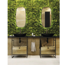 Badezimmer mit zwei Waschtischen, schwarzen Aufsatzwaschbecken, Spiegeln und Mooswand