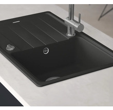 Schwarze Küchenspüle aus Granit mit Abtropffläche und Armatur