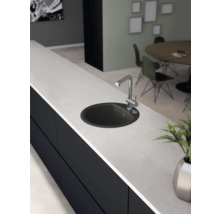 Küchenspüle mit Armatur auf einer Küchentheke in einem hellen und modernen Küchenraum.