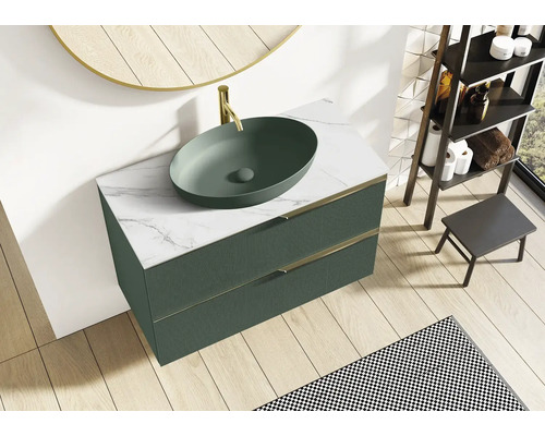 Badezimmer mit Waschtischunterschrank, Aufsatzwaschbecken, Spiegel und Regal