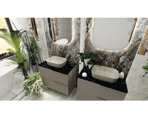 Badezimmer mit zwei Waschtischen, Spiegeln und Pflanzen für eine natürliche Atmosphäre