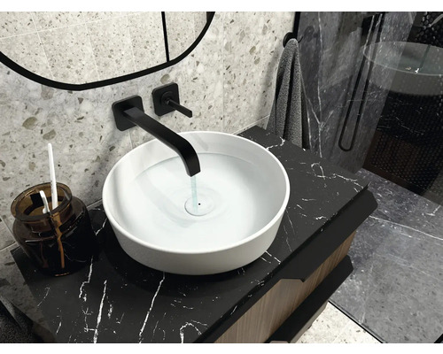 Modernes Badezimmer mit Aufsatzwaschbecken, Armatur und Marmorplatte