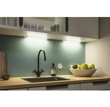 Küchenspüle mit Armatur, Arbeitsplatte und LED-Unterbauleuchten für eine helle und moderne Atmosphäre