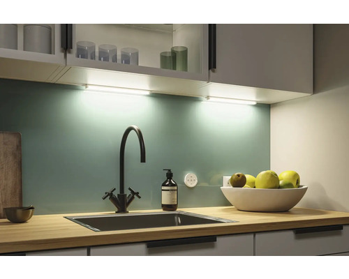 Küchenspüle mit Armatur, Arbeitsplatte und LED-Unterbauleuchten für eine helle und moderne Atmosphäre