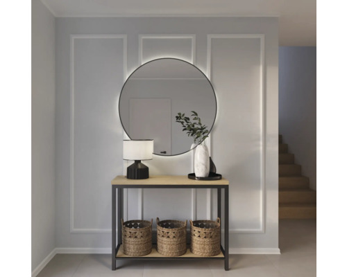 Eingangsbereich mit Konsole, runden Spiegel und dekorativen Körben