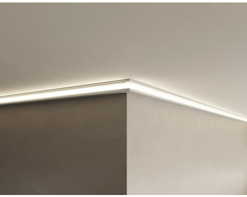 Installierte LED-Lichtleiste an einer Decke und Wand