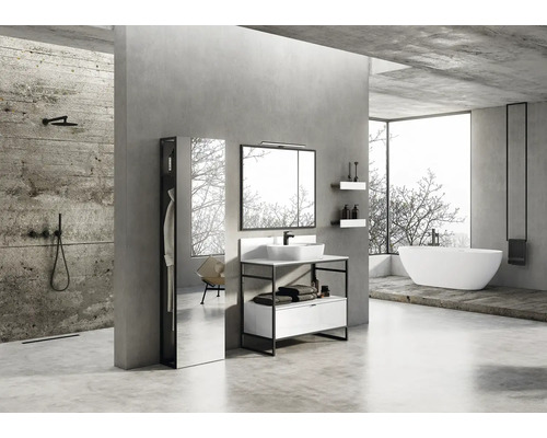 Modernes Badezimmer mit Dusche, Waschtisch, Spiegel, Badewanne und Schrank