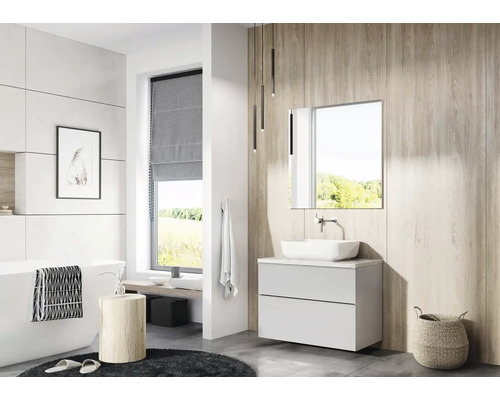 Modernes Badezimmer mit Waschtisch, Spiegel, Badewanne und Fenster für eine helle und freundliche Atmosphäre