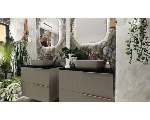 Modernes Badezimmer mit zwei Waschtischen, Spiegeln und Pflanzen für eine helle und organisierte Atmosphäre