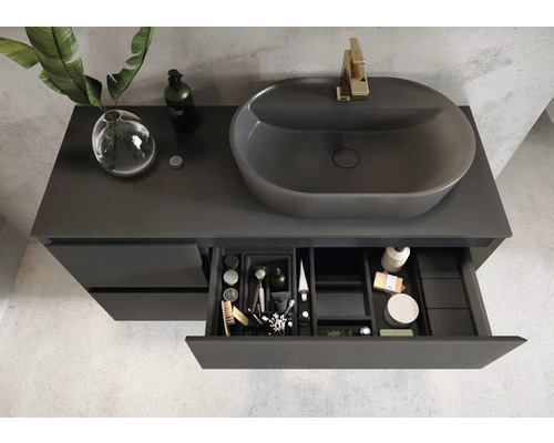 Waschtisch mit Becken, Armatur und geöffneter Schublade im Badezimmer