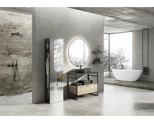 Modernes Badezimmer mit Dusche, Waschtisch, Spiegel und freistehender Badewanne
