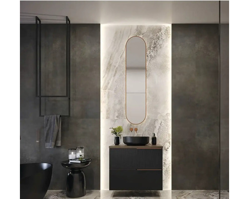 Modernes Badezimmer mit Waschbeckenunterschrank, Spiegel, Handtuchhalter und Badewanne.