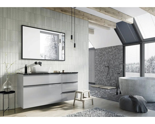 Helles Badezimmer mit Waschtisch, Spiegel, Badewanne und Holzdecke