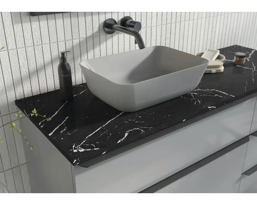 Modernes Badezimmer mit Aufsatzwaschbecken und schwarzer Arbeitsplatte mit Marmorierung.