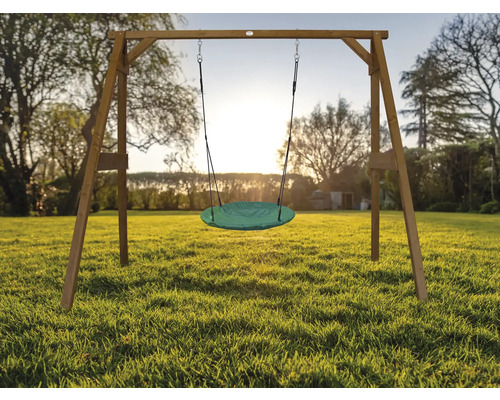 Holzschaukel mit runder Sitzfläche im Garten