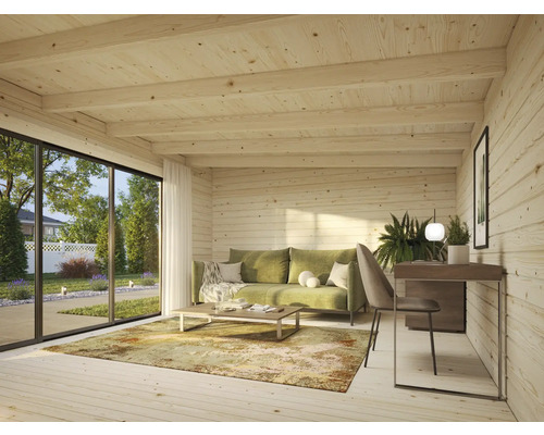 Innenansicht eines Holzhauses mit Sofa, Tisch und großem Fenster