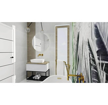Badezimmer mit Waschtisch, Spiegel und Badewanne in hellem Design
