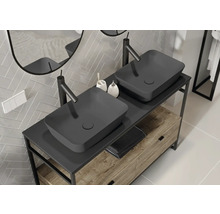 Badezimmer mit Waschtisch, Aufsatzwaschbecken und Armaturen