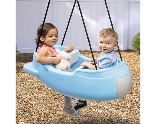 Kinderschaukel in Flugzeugform mit zwei Kindern im Garten.