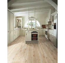 Helle Landhausküche mit Kücheninsel, Einbauschränken und Holzfußboden.