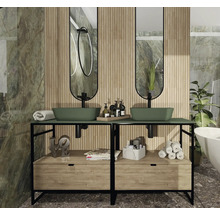 Badezimmer mit Doppelwaschtisch, Spiegeln und Holzverkleidung