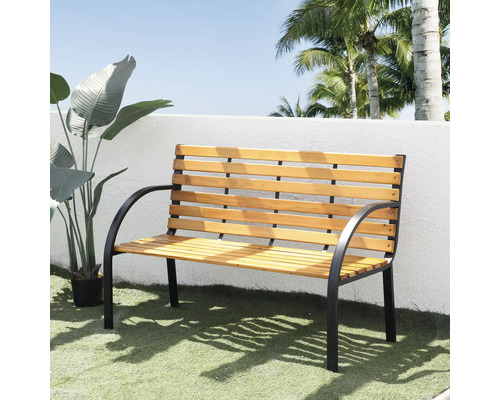 Gartenbank aus Holz mit Metallrahmen im Außenbereich