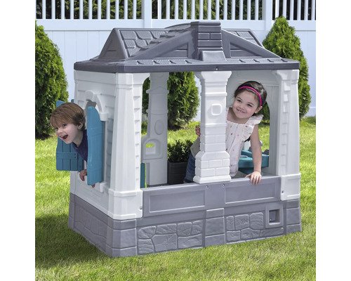 Spielhaus mit zwei Kindern im Garten