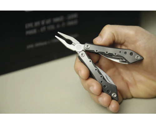 Multitool mit Zange in der Hand