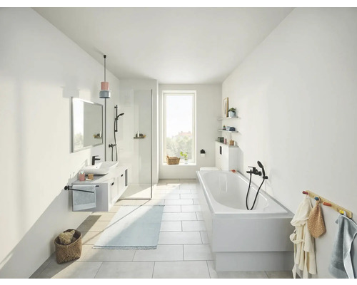 Helles Badezimmer mit Badewanne, Waschtisch, Spiegel und Dusche