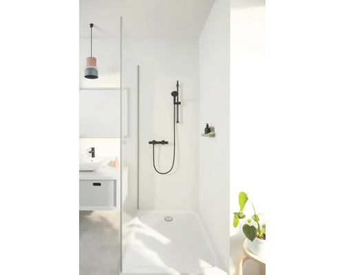Helles Badezimmer mit ebenerdiger Dusche, Duscharmatur und Waschtisch