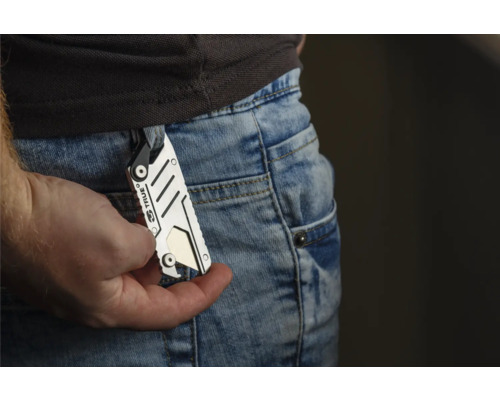 Mehrzweckwerkzeug aus Metall in Hosentasche