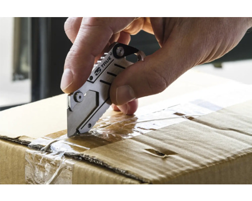 Eine Hand öffnet einen Karton mit einem kleinen silberfarbenen Universalmesser.