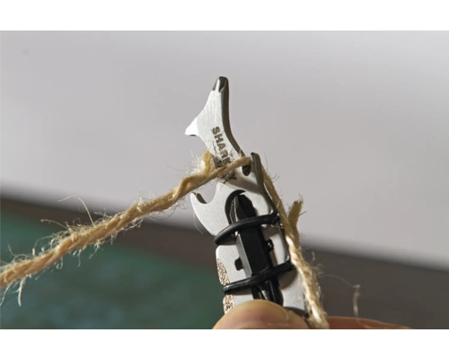 Mehrzweckwerkzeug mit braunem Seil