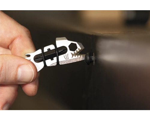 Multifunktionswerkzeug in Hai-Form wird benutzt, um Schraube zu befestigen