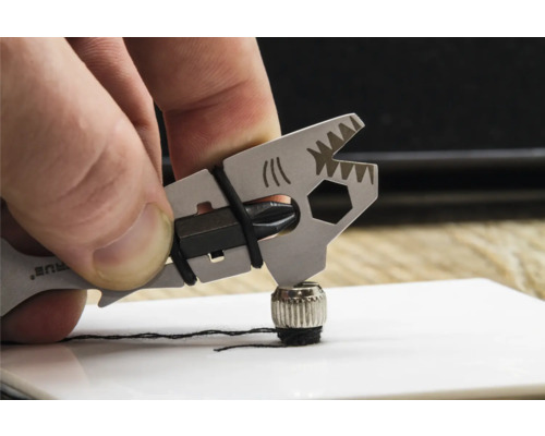 Multifunktionswerkzeug in Haiform beim Festziehen einer Schraube