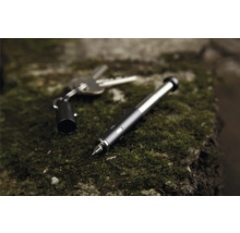 Multifunktionswerkzeug Stift mit Schlüssel auf Moos