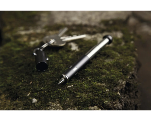 Multifunktionswerkzeug Stift mit Schlüssel auf Moos