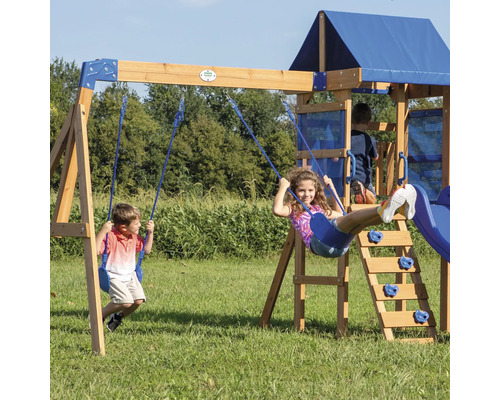Kinderspielplatz mit Schaukeln, Rutsche und Kletterwand im Garten.