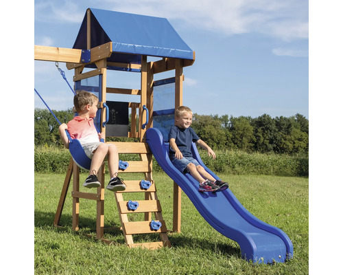 Spielplatz mit Rutsche, Schaukel und Kletterwand für Kinder