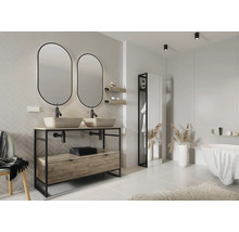 Badezimmer mit Doppelwaschtisch, zwei Spiegeln und Badewanne