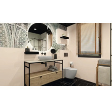 Badezimmer mit Waschtisch, Spiegel, Toilette und Fensterjalousien