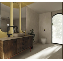 Badezimmer mit Waschtisch, Spiegel und Toilette für eine helle und freundliche Atmosphäre