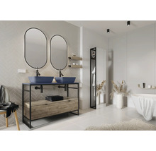 Modernes Badezimmer mit Doppelwaschtisch, Spiegeln und Badewanne.