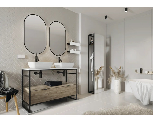 Helles Badezimmer mit Doppelwaschtisch, Spiegeln, Badewanne und Regalen für die Badezimmerausstattung.