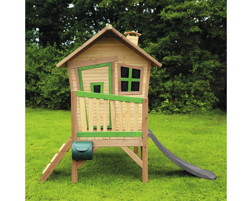 Spielhaus aus Holz mit Rutsche und Briefkasten im Garten