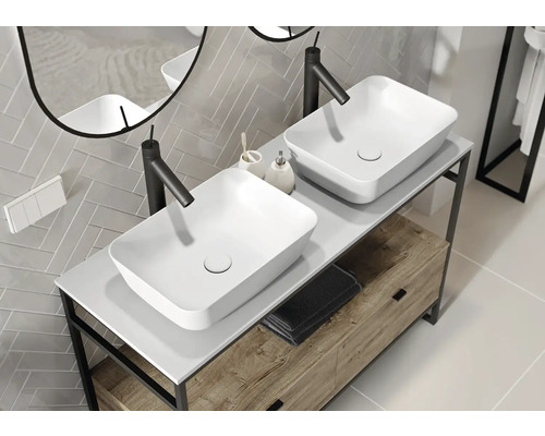 Badezimmer mit Waschtisch, zwei Waschbecken und Armaturen