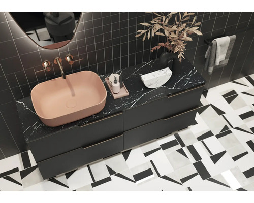 Modernes Badezimmer mit Aufsatzwaschbecken, Unterschrank und geometrischen Fliesen.