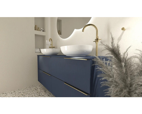 Badezimmer Waschtisch mit zwei Aufsatzwaschbecken und goldfarbenen Armaturen