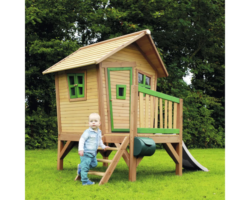 Holzspielhaus mit Rutsche, Leiter und Briefkasten im Garten