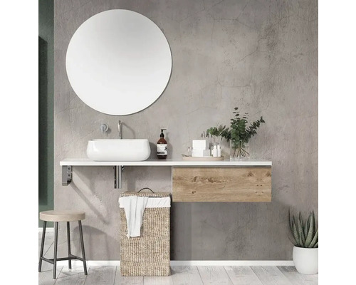 Badezimmer mit rundem Spiegel, Waschbecken, Unterschrank und Wäschekorb